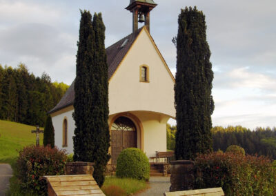 Eine „Himmelsliege“ am Eingang zur Gedächtniskapelle. Sie wurde direkt neben dem Ruhebänkle installiert mit einem herrlichen Ausblick auf den Ort.