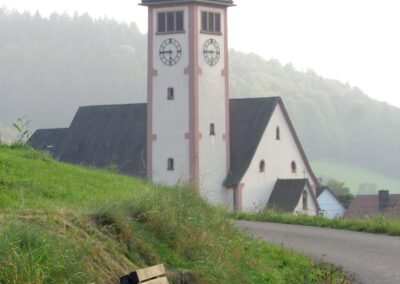 Ruhebänkle gibt es im gesamten Ortsgebiet wie hier entlang des Friedhofswegs. Heute werden diese allerdings nicht mehr rot lackiert.