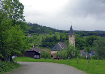 Mai 2021: Blick vom Kappelberg zur Pfarrkirche St. Johannes. Am 25. November 1923 wurde das Gotteshaus von Pfarrer Andreas Halter benediziert.