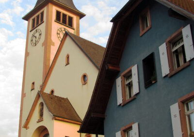 Oktober 2021: Blick zur Pfarrkirche St. Johannes. Am 25. November 1923 wurde das Gotteshaus von Pfarrer Andreas Halter benediziert.