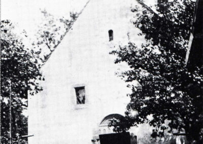 Die alte Dreifaltigkeitskapelle um 1920. Zwei Jahre später wurde sie abgerissen. Für die geplante Bilderausstellung werden weitere Fotos gesucht.