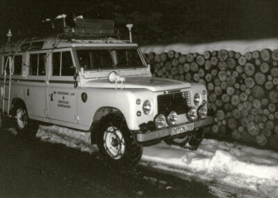 Der Rover bei einer Übung in den 1980er-Jahren. Der Geländewagen ist zusammen mit einem VW-Bus aktuell im Jahr 2021 noch immer im Einsatz.