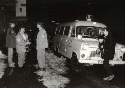 Der Krankenwagen Ford Transit bei einer Übung in den 1980er-Jahren. Im Dezember 1997 wurde der alte Einsatzwagen nach Bosnien-Herzogewina verschenkt.