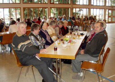 April 2005: Familien- und Seniorennachmittag in der Dörlinbacher Festhalle. Der Ortsverein bringt sich immer wieder in das kulturelle Leben mit ein.