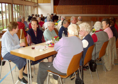 April 2005: Familien- und Seniorennachmittag in der Dörlinbacher Festhalle. Der Ortsverein bringt sich immer wieder in das kulturelle Leben mit ein.