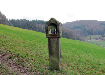 Der älteste Bildstock Dörlinbachs befindet sich bei der Mariengrotte nur unweit von der Gedächtniskapelle entfernt auf dem Kappelberg.