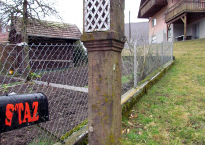 Der Bildstock am Gartenzaun des Anwesens Hansmann. Streng gesehen ist es ein Schuttertäler Bildstock. Durch Höfen läuft nämlich die Gemarkungsgrenze.