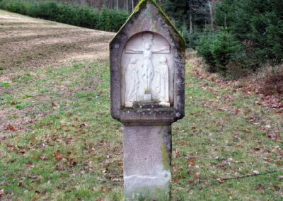 Schlicht und klein präsentiert sich ein Bildstock Ausgangs der Höll vom Durenbach kommend.