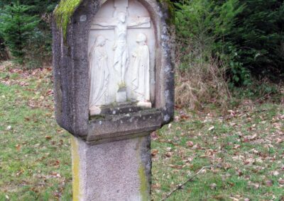 Schlicht und klein präsentiert sich ein Bildstock Ausgangs der Höll vom Durenbach kommend.