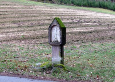 Schlicht und klein präsentiert sich ein Bildstock Ausgangs der Höll vom Durenbach kommend.