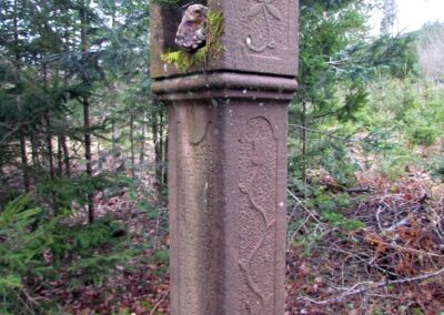 Bildstöcke im Wald wie hier im oberen Durenbach sind nicht immer leicht zu finden. Der Bildstock aus dem Jahre 1868 erinnert an ein tragisches Unglück.