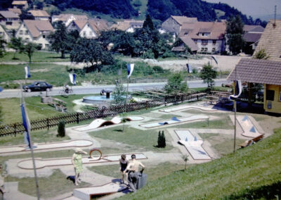 Blau-weiße Fahnen bei der Eröffnung der Minigolfanlage im Jahre 1972. Sowohl die Anlage als auch das Festgelände wurden damit bestückt.