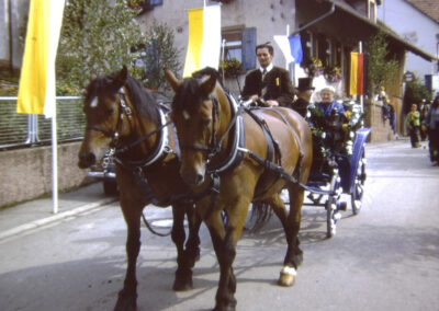 Beim Dorfjubiläum 1975 waren vereinzelt blau-weiße Fahnen gehisst worden. Dominant waren jedoch die gelb-weißen Kirchenfahnen.