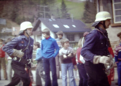 Fahrzeugweihe 1978: Schauübung beim alten Fabrikgebäude im Mühlweg, die im Rahmen der feierlichen Übergabe des LF 8 stattfand.