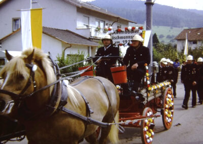 Historischer Festzug 1975: Die Feuerweh präsentiert ihre alte Spritze bei der 750-Jahr-Feier von Dörlinbach.