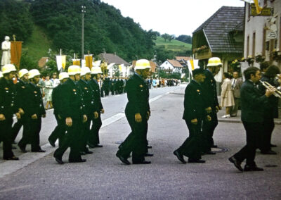 Der etwas andere „Einsatz“ bei der Flurprozession am Johannisfest 1975. Für wichtige kirchliche Einsätze hat man sich immer „herausgeputzt“.