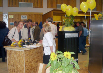 Gewerbeausstellung 2004: Impressionen aus der Halle. 28 Aussteller präsentierten sich erstmals in der Dörlinbacher Festhalle.