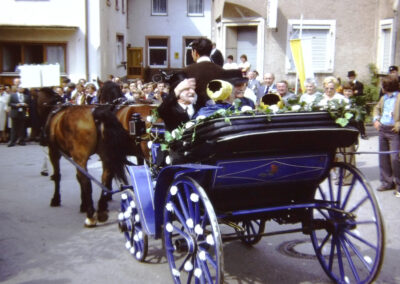 Dorfjubiläum 1975: Hermann Fischer wird im Rahmen des Festzugs mit der Kutsche der Dorfältesten durchs Dorf chauffiert.