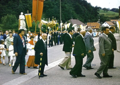 Dorforiginal Hermann Fischer (mit Gehstock) hat immer einen Blick für den Fotografen. Hier bei der Flurprozession an der Johannisfeier 1975.