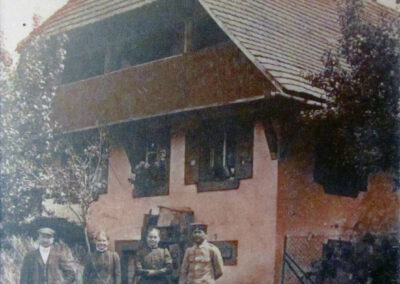 Die Schätzles vor ihrem Haus im heutigen Schätzleweg. Abgebildet sind Karl (von links), Paulina, Maria Anna, Alois und davor Heinrich.