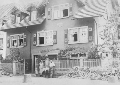 Um 1930: Schneidermeister Alois Schätzle mit Familie vor seinem Wohn- und Geschäftshaus in der Hauptstraße.