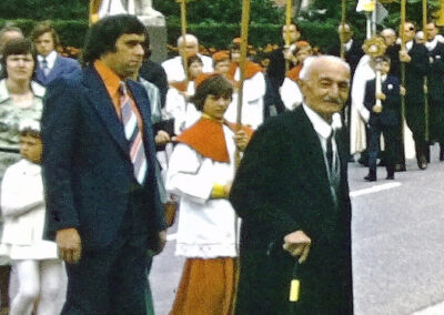 Dorforiginal Hermann Fischer (mit Gehstock) am Johannisfest im Juni 1975. Er war zeitlebens ein richtiger Schalk und Witze-Erzähler.