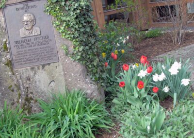 Gedenkstein für Wilhelm Fischer im Klostergarten in Seelbach. Unter dem Pseudonym „Willi Dörlebach“ schrieb der gebürtige Dörlinbacher Familienerlebnisse auf.