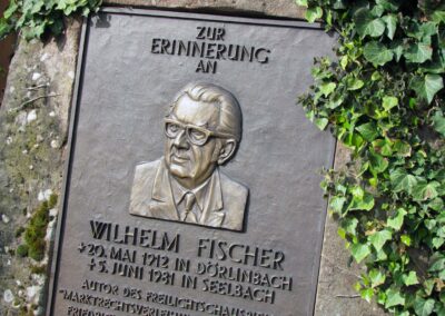 Gedenkstein für Wilhelm Fischer im Klostergarten in Seelbach. Unter dem Pseudonym „Willi Dörlebach“ schrieb der gebürtige Dörlinbacher Familienerlebnisse auf.