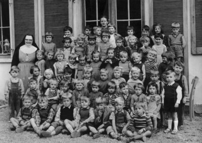 Ein typisches Kindergartenfoto mit Cecillia und Tante Marie mit den Jahrgängen 1953 bis 1956.