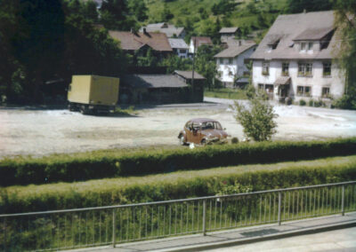 Eine Ansicht von der Herrenmatt, die es so nicht mehr gibt. Der freie Platz ist heute Parkfläche für die Festhalle, Wohnhaus und Schuppen wurden für Neubauten abgerissen.