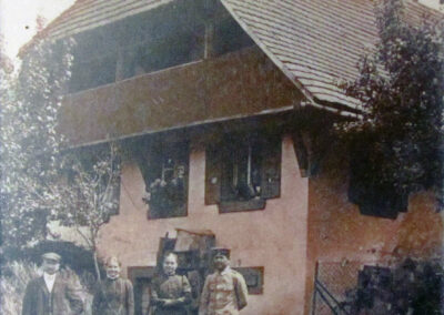 Der Blick auf das Wohnhaus der ersten Schätzles im heutigen Schätzleweg. Das Wohnhaus wurde komplett umgebaut und hat heute ein völlig anderes Erscheinungsbild.