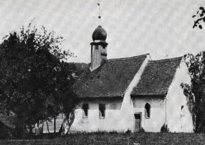 Kulturhistorisch der größte Verlust für den Ort: die Dreifaltigkeitskapelle. Sie wurde im Jahre 1922 für den Neubau eine größeren Kirche abgerissen.