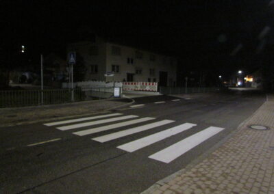 Januar 2022: Der Zebrastreifen bei der Herrenmatt-Brücke ist nachts ausgeleuchtet. Umgesetzt wurden die sechs Streifen erst vor zehn Jahren.