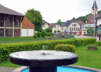 Der Hingucker im Ort: Der Nierenbrunnen (Springbrunnen) unterhalb der Pit-Pat-Anlage. Die Brunnenanlage ist mittlerweile allerdings sanierungsbedürftig.