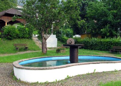 Der Hingucker im Ort: Der Nierenbrunnen (Springbrunnen) unterhalb der Pit-Pat-Anlage. Die Brunnenanlage ist mittlerweile allerdings sanierungsbedürftig.