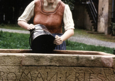 Einst hatte der Buchbrunnen beim Zieglerhof (Ziegelhof) eine bemalte Sandsteinfigur. Diese wurde im Jahre 2003 durch eine Bronzefigur ersetzt.