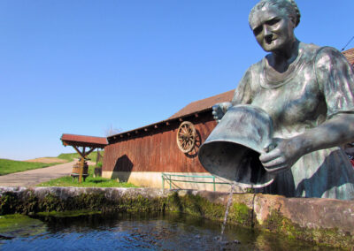 Der Buchbrunnen beim Zieglerhof (Ziegelhof). Die Brunnenanlage soll an nämlich den Waschtag (Buchdäg) sowie an die Alt-Bäuerin vom Zieglerhof erinnern.