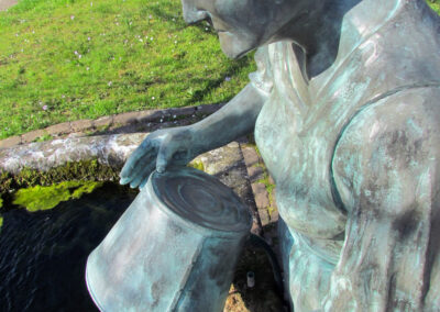 Der Buchbrunnen beim Zieglerhof (Ziegelhof). Die Brunnenanlage soll an nämlich den Waschtag (Buchdäg) sowie an die Alt-Bäuerin vom Zieglerhof erinnern.