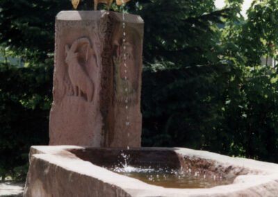 Seit 1999 ziert ein Sandsteinbrunnen den Biergarten des Gasthofs „Zum Engel“ – auch „Jägerbrunnen“ genannt.