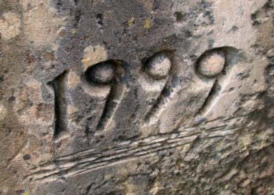 Seit 1999 ziert ein Sandsteinbrunnen den Biergarten des Gasthofs „Zum Engel“ – auch „Jägerbrunnen“ genannt.