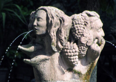 Der Vier-Jahreszeiten-Brunnen auf der Herrenmatt. Diese Brunnenanlage wurde anlässlich der Einweihung der Turn- und Festhalle geschaffen.