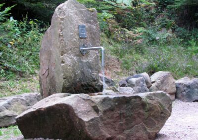 Der Brunnen am Totenweg bei der Sandgruben-Hütte. Wurde 2017 auf dem Rastplatz Sandgrube, der an der Wanderroute Alter Kirchweg liegt, installiert.