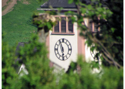 Impressionen aus unserem Dorf im Monat April 2022. Von der Osterdeko über Blicke zur Kirche, dem Oberrain und der der Kapelle bis zur Baustelle Alte Schule.