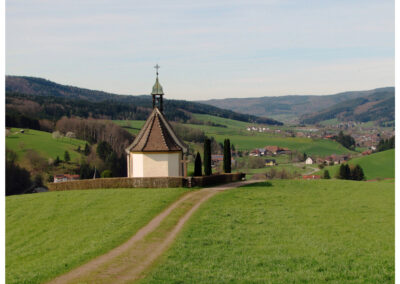 Impressionen aus unserem Dorf im Monat April 2022. Von der Osterdeko über Blicke zur Kirche, dem Oberrain und der der Kapelle bis zur Baustelle Alte Schule.