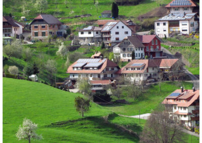 Impressionen aus unserem Dorf im Monat April 2022. Von der Osterdeko über Blicke zur Kirche, dem Oberrain und der der Kapelle bis zur Baustelle Alte Schule.