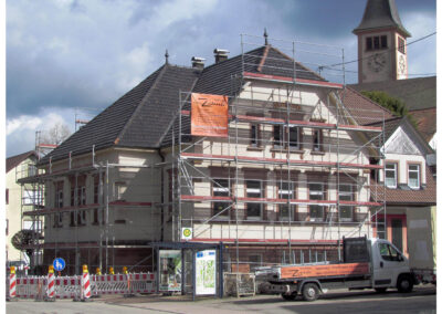 Impressionen aus unserem Dorf im Monat April 2022. Von der Osterdeko über Blicke zur Kirche, dem Oberrain und der der Kapelle bis zur Baustelle Alte Schule.