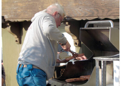 Brandaktuell: Impressionen vom Maibaumstellen am heutigen frühen Abend. Initiator Klaus Winterer in seinem Element – Bratwurst bruzzeln!