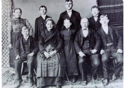 Familienfoto: Anton und Paulina Wangler mit ihren Kindern Agnes, Wilhelm, Josef, Karl, Hermann, Theresia und Andreas.