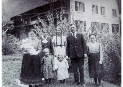 Familienfoto: Wilhelm und Maria Wangler mit ihren Kindern Wilhelm, Paulina und Maria Theresia. Mit auf dem Foto Anna Thoma, ein Ferienkind und Paulina Fischer.