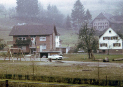 Foto aus den 1970er-Jahren: Blick über die Herrenmatt hin zum Wanglerhof. Zu sehen auch erste Häuser in der Blumenstraße ein Teil des alten Spielplatzes.